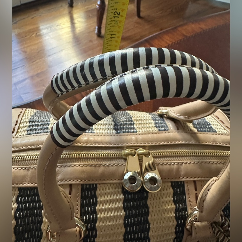 Henri Bendel Straw and Leather Barrel Shaped Satchel in Excellent Condition Firm - Picture 7 of 12